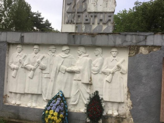 Меморіал у парку "Перемога" в Мукачеві почали знищувати на очах – 04