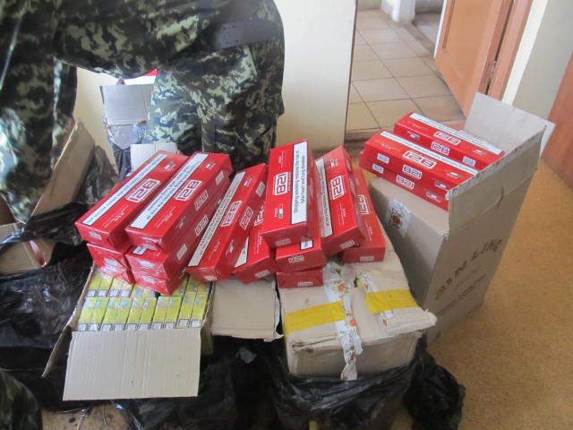 Чопські прикордонники виявили у вантажному потягу 2500 пачок контрабандних цигарок – 05 Чопські прикордонники виявили у вантажному потягу 2500 пачок контрабандних цигарок – 05