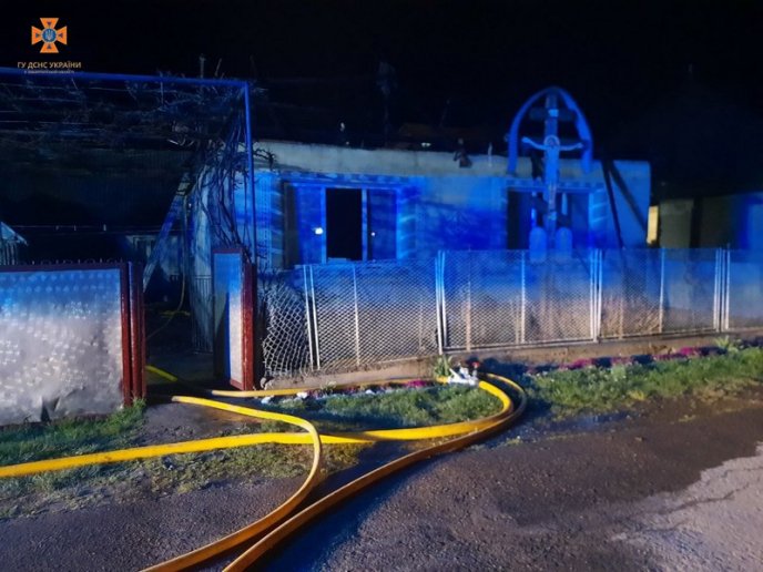 Розбудили жінку і винесли з хати 4 дітей: вночі ледь не сталась трагедія – 03