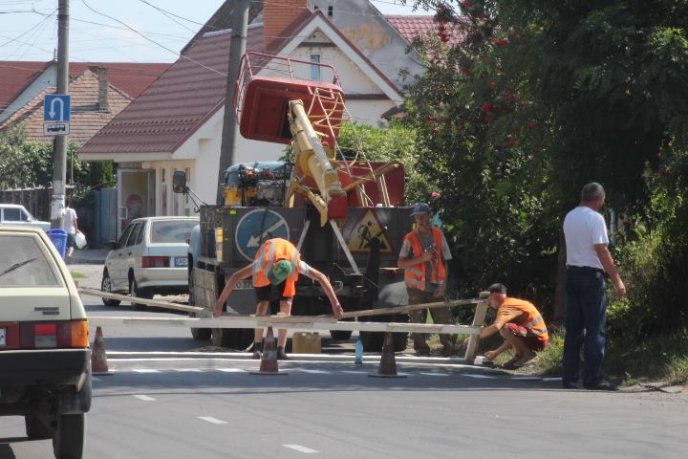 У Мукачеві на вулиці Підгорянській облаштовують нові пішохідні переходи – 05 У Мукачеві на вулиці Підгорянській облаштовують нові пішохідні переходи – 05