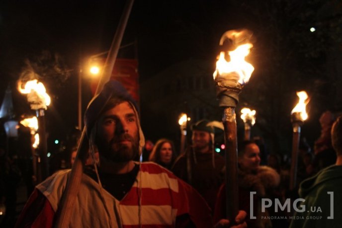 Яскраве святкування Дня святого Мартина у Мукачеві: парад ліхтариків, лицарські бої та вогняне шоу – 21 Яскраве святкування Дня святого Мартина у Мукачеві: парад ліхтариків, лицарські бої та вогняне шоу – 21