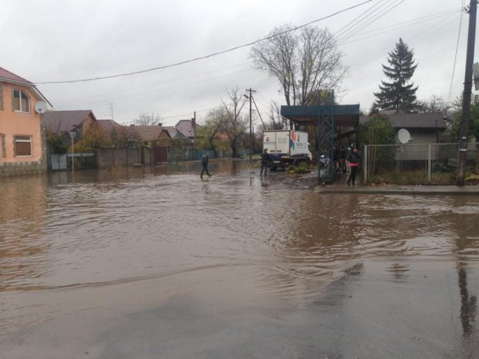 "Треба човен": як виглядає підтоплений мікрорайон Радванка в Ужгороді – 05