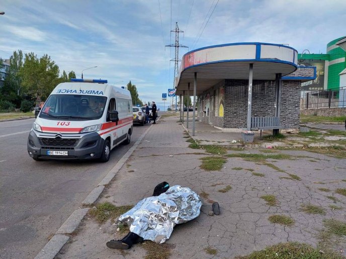 росія цинічно обстріляла зупинку в годину пік: є загиблі та поранені – 01