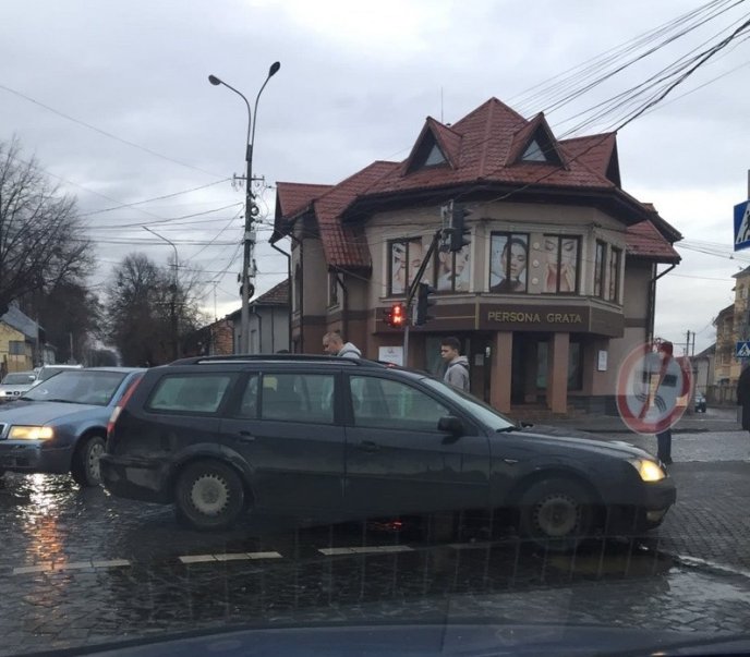 У центральній частині Мукачева сталась аварія – 03