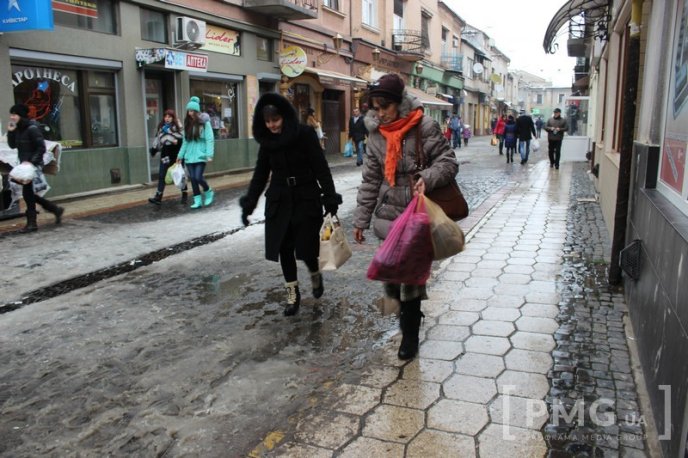 Одна з центральних вулиць Мукачева перетворилась на суцільну калюжу – 14