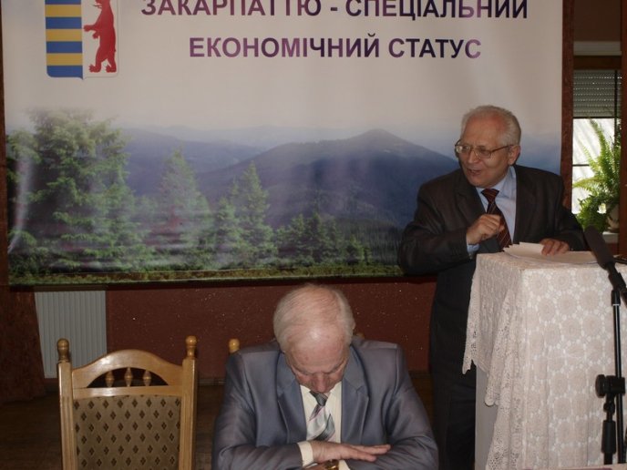 У Берегові говорили про спеціальний економічний статус та виборність очільників області та районів – 04 У Берегові говорили про спеціальний економічний статус та виборність очільників області та районів – 04