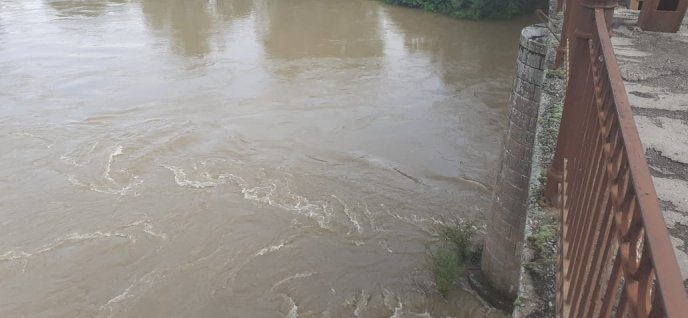 На Закарпатті чоловік стрибнув з мосту в річку і трохи не загинув – 02