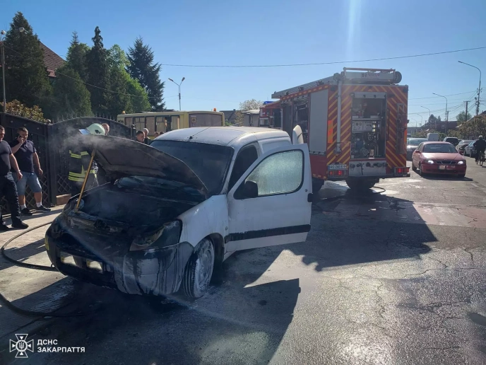 На одній з вулиць Хуста горів легковий автомобіль – 01 На одній з вулиць Хуста горів легковий автомобіль – 01