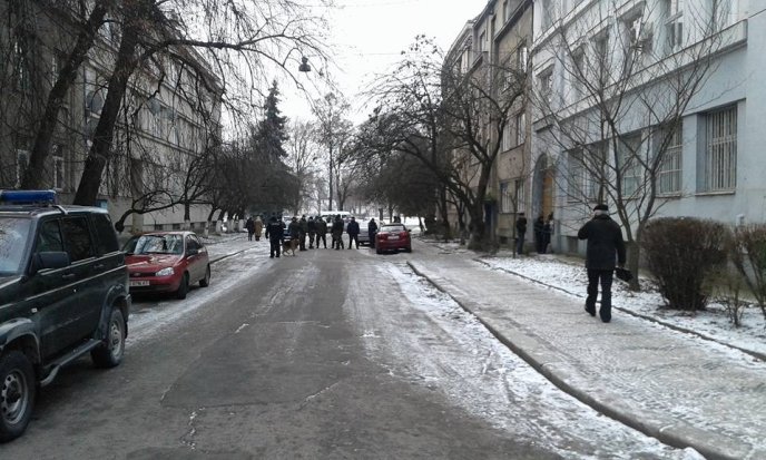 Перед будівлею суду в Ужгороді, де розглядатимуть апеляцію бійців ПС, десятки правоохоронців – 03 Перед будівлею суду в Ужгороді, де розглядатимуть апеляцію бійців ПС, десятки правоохоронців – 03
