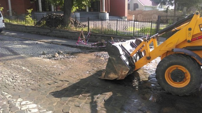 В Ужгороді проблеми з водопостачанням: прорвало водогін – 04