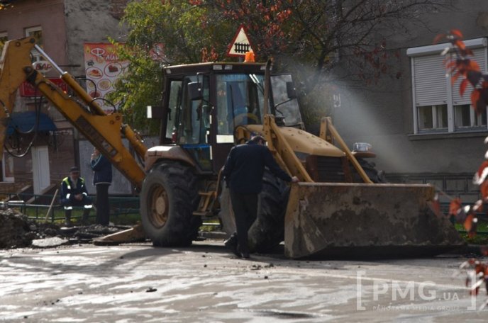 Вулицю Івана Франка у Мукачеві частково перекрили через прорив каналізації – 06