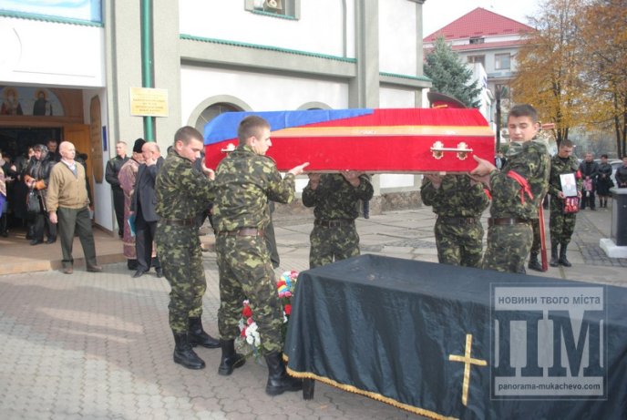 Сотні заплаканих очей провели в останню дорогу загиблого у зоні АТО мукачівця (ФОТОРЕПОРТАЖ) – 22