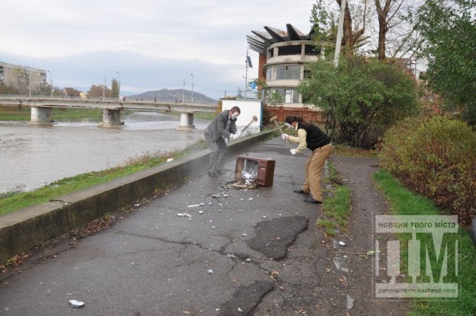 У Мукачеві відбувся соціальний флешмоб, в рамках якого розбили телевізор (ФОТО) – 17