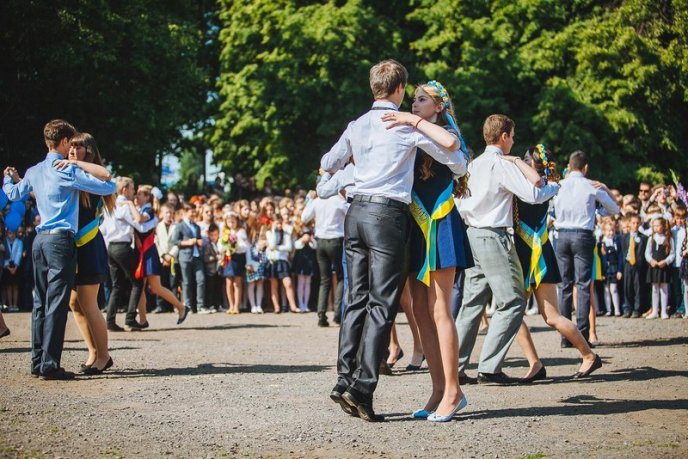 В Ужгородській ЗОШ №3 відлунав останній дзвінок (ФОТО) – 01