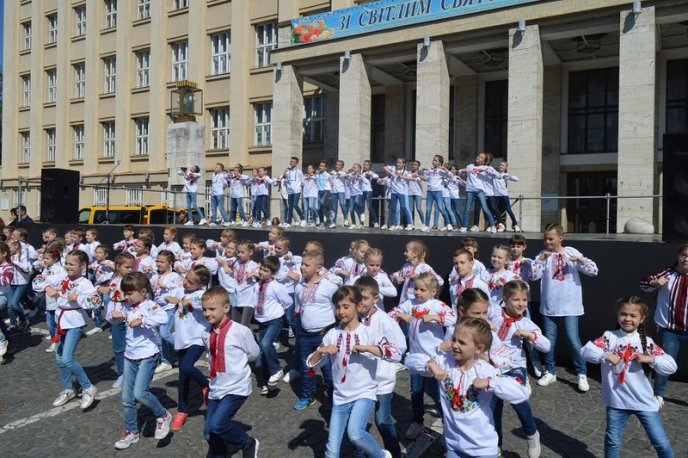 На головній площі Закарпаття розквітли писанками великодні дерева – 09