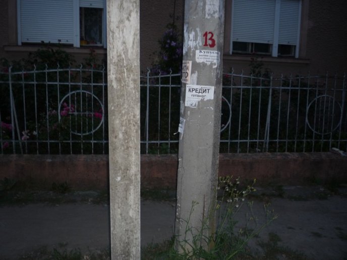 Мешканці вулиці Червоноармійської скаржаться на "нові" погані електроопори (ФОТО) – 02