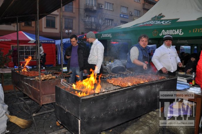 Цьогоріч “Червене вино” в першу чергу нагадує фестиваль шашлику, а вже потім вина – турист із Німеччини (ФОТОРЕПОРТАЖ) – 25