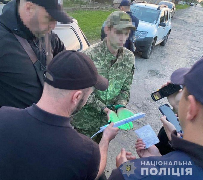 Прикордонник вимагав 1000 доларів хабаря – 02