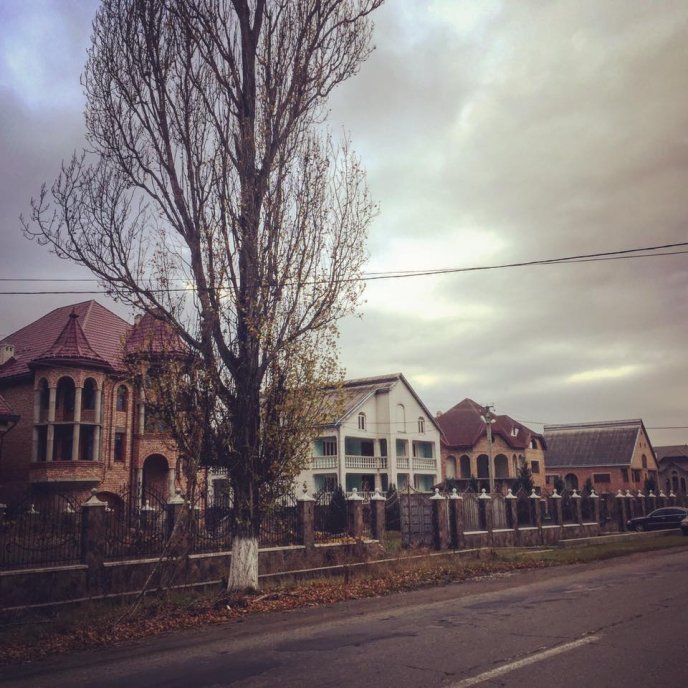 Журналістка "5 каналу" в шоці від побаченої розкоші в трьох селах Закарпаття – 07