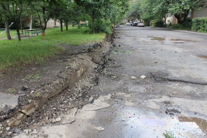 У Мукачеві на бульварі Гойди ремонтують проїзд – 08