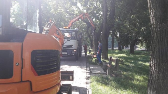 В Ужгороді на набережній встановили оновлені лавки – 02