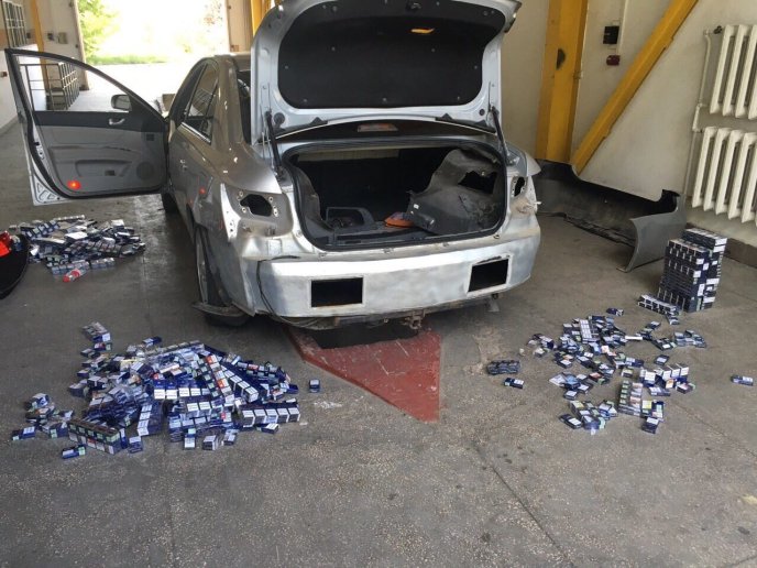 У громадянина України вилучили автомобіль через перевезення партії "лівих" цигарок – 04