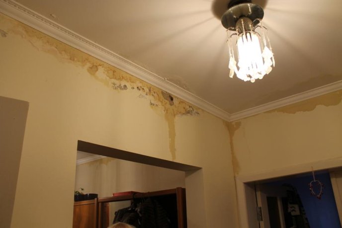 Мешканці мукачівської багатоповерхівки по вулиці Гойди кожну зливу зустрічають з тазиками та відрами (ФОТО)  – 13