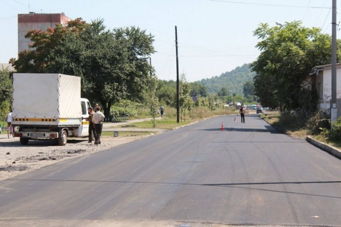 Проводиться асфальтування вулиці Свято-Михайлівська у Мукачеві – 03