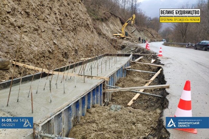 На Рахівщині укріплюють гору конструкціями рекордних розмірів  – 02