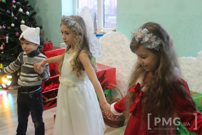 Жителі Мукачева подарували маленьким переселенцям із Донбасу свято – 15