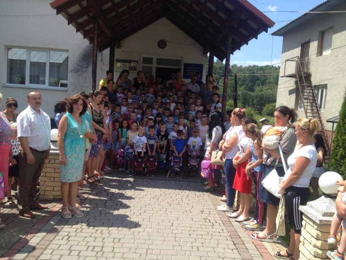 Першокласникам Тячівщини до Дня знань подарували нові ранці – 03