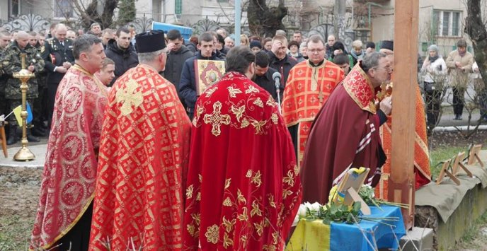На площі Віталія Постолакі в Ужгороді до Дня пам’яті Небесної Сотні встановили і освятили хрест – 30