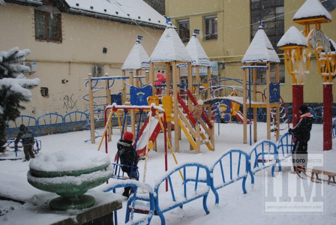 Мукачево у сніговому полоні: комунальники відкопують місто (ФОТО) – 11
