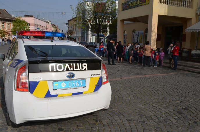 Поліція вчила у центрі Мукачева дошкільнят правилам дорожнього руху – 03 Поліція вчила у центрі Мукачева дошкільнят правилам дорожнього руху – 03