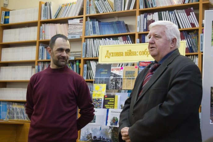В Ужгороді відкрили фотовиставку учасника АТО "Духовна війна: озброєні книгою" – 07