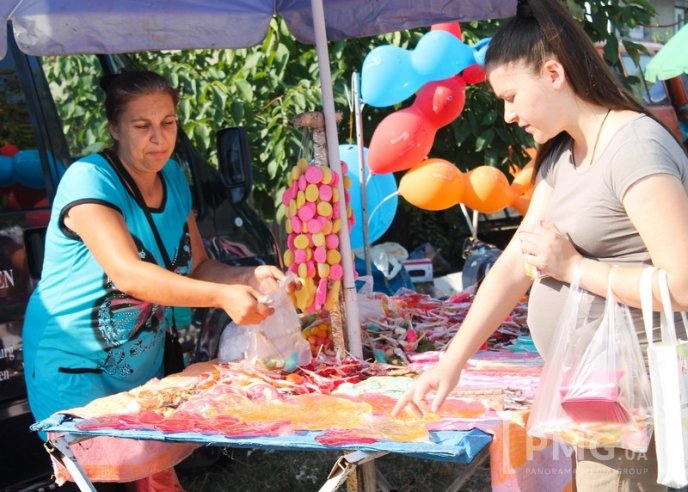 Набережну перед Мукачівським монастирем заполонили торговці – 09