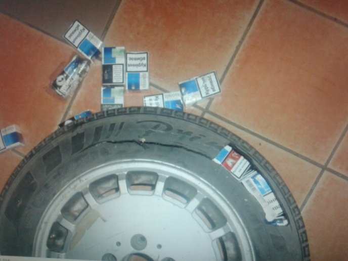 Закарпатські митники затримали угорця з контрабандними сигаретами у колесі – 04