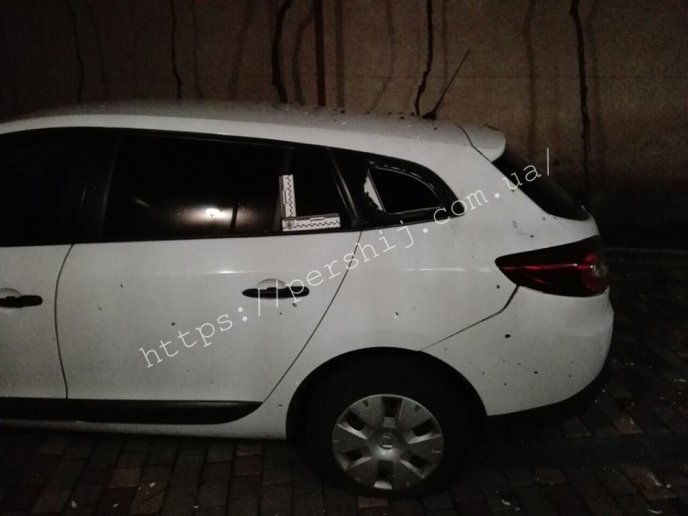 Вночі невідомі закинули на подвір’я одного з будинків Мукачева предмет, що вибухнув – 04