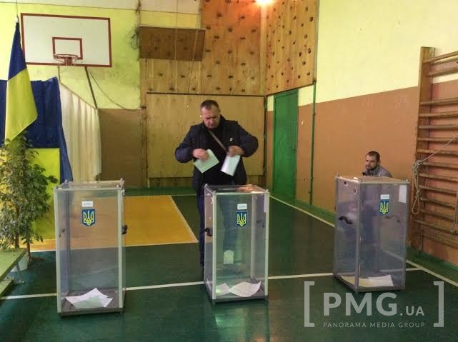 На виборчій дільниці в ЗОШ №16 перші виборці з’явились за 15 хвилин до старту голосування – 01