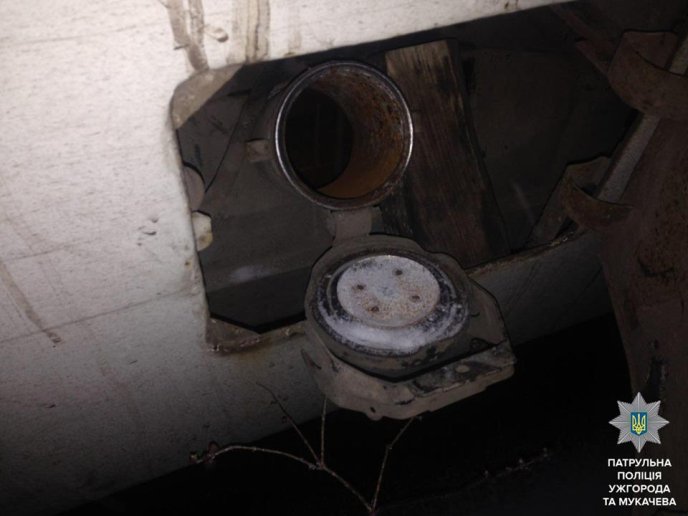 У свій вихідний день мукачівський патрульний затримав чоловіка, який підозрюється у крадіжці палива з автобуса – 02 У свій вихідний день мукачівський патрульний затримав чоловіка, який підозрюється у крадіжці палива з автобуса – 02