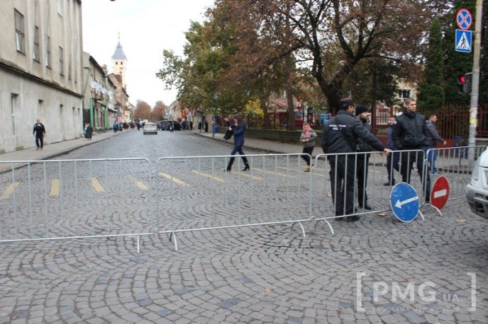 У зв’язку з похоронами єпископа Лайоша Гулачі вулицю Духновича у Мукачеві частково перекрили – 02