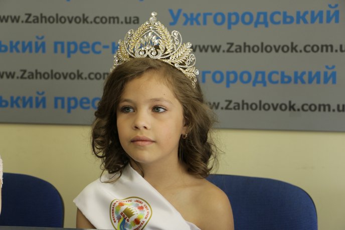 Закарпатські юні красуні, що тріумфували на конкурсі краси у Чернівцях, поділились своїми враженнями – 01