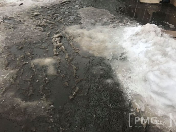 Відлига у Мукачеві: вулиці міста перетворилися на суцільні калюжі – 09