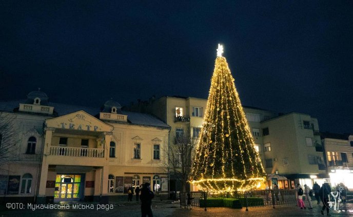 На ялинках Ужгорода та Мукачева засвітили святкові вогні – 01