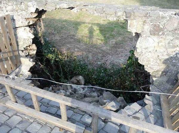 В Ужгородському замку обвалилася середньовічна стіна – 01