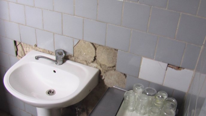 Користувачів мережі шокував стан однієї із вбиралень Ужгородської дитячої лікарні – 01