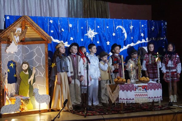 У Тернові малеча з дитсадків і шкіл «заколядувала» гарні призи – 04