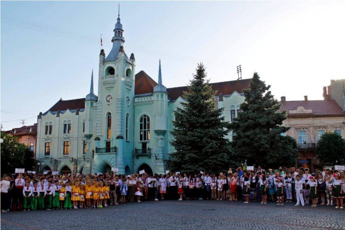 У Мукачеві офіційно відкрили дитячо-юнацький фестиваль "Смарагдові витоки" – 03