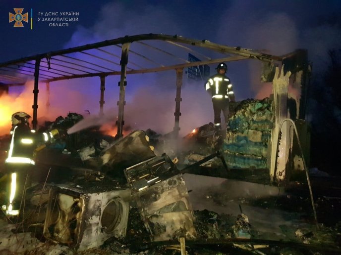 Оприлюднено жахливі кадри пожежі: на Закарпатті згорів причіп вантажівки – 02