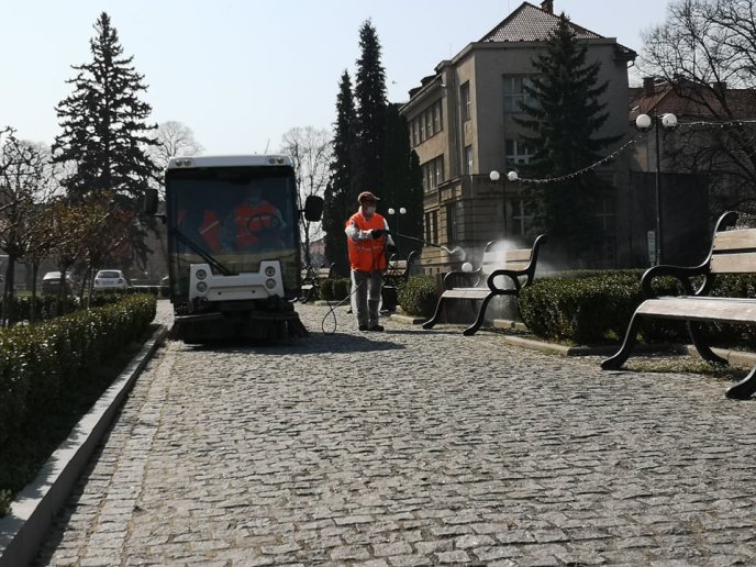 В Ужгороді продовжуть дезінфекцію громадських місць – 07